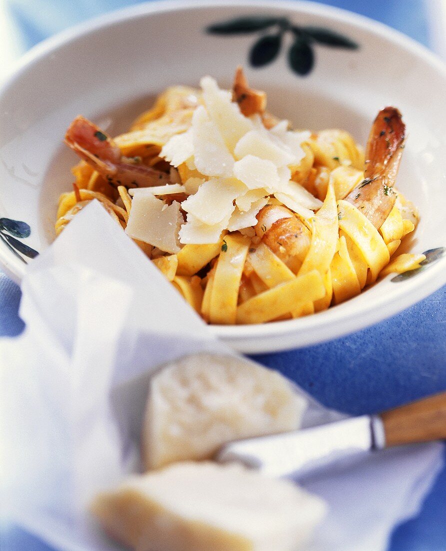 Pasta aglio e gamberi (Garlic pasta with prawns)