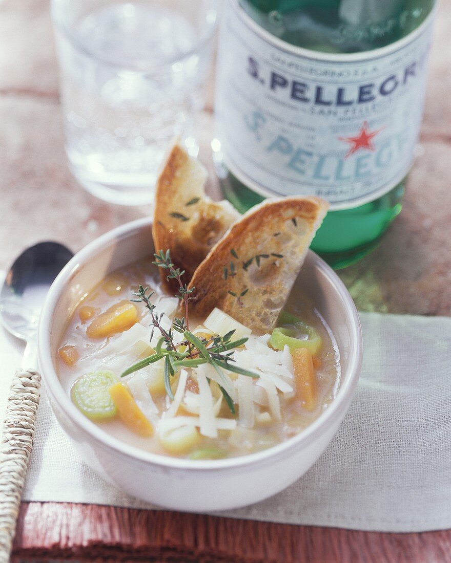 Minestrone primavera (Gemüsesuppe mit Röstbrot, Italien)