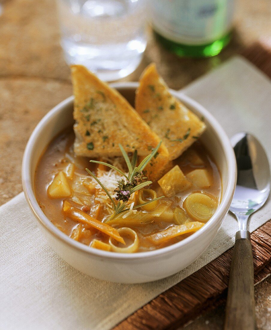 Minestrone primavera (Gemüsesuppe mit Röstbrot, Italien)