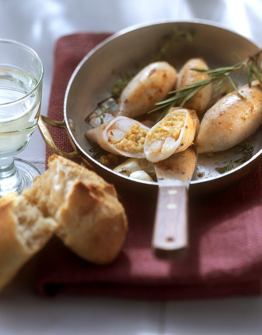 Calamari ripeini (Gefüllte Tintenfische mit Knoblauch)