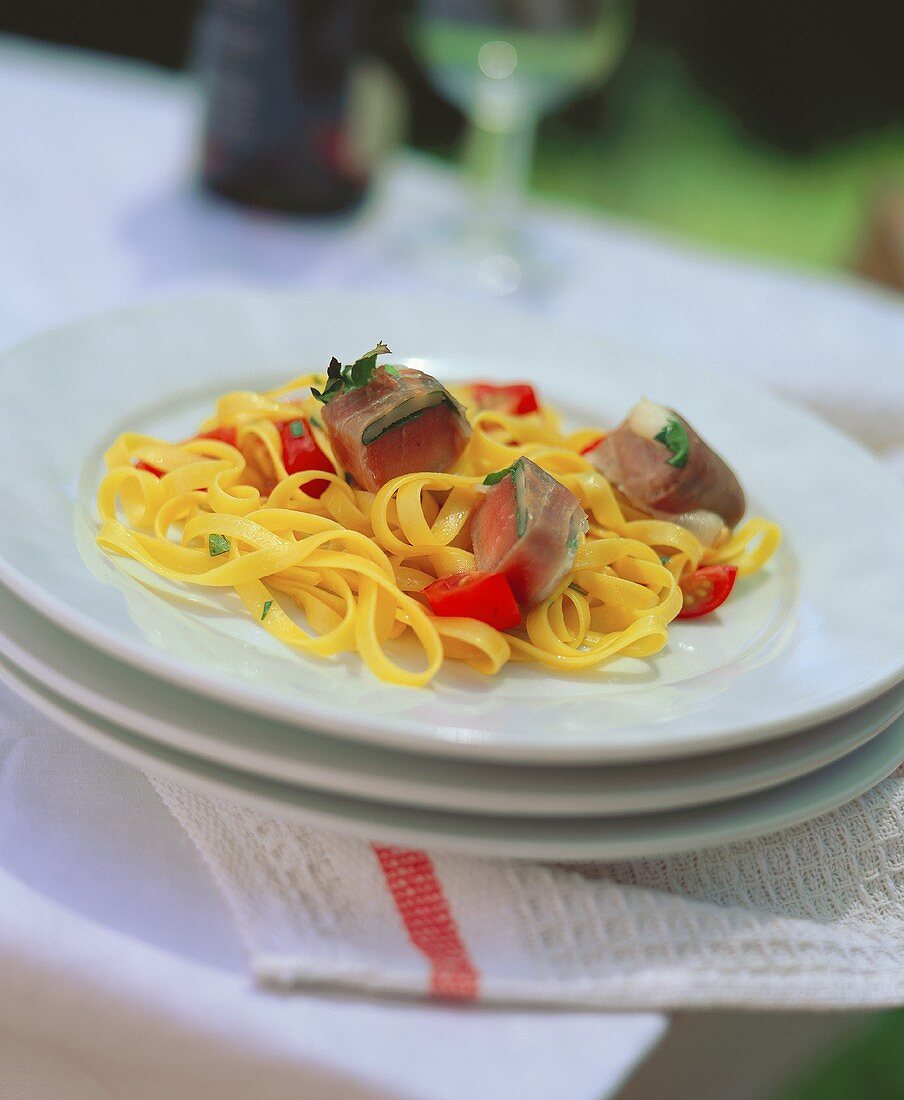 Nudeln mit Thunfisch und Parmaschinken