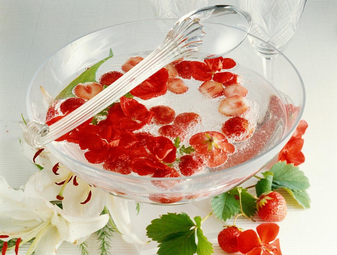 Erdbeerbowle mit Geranienblüten