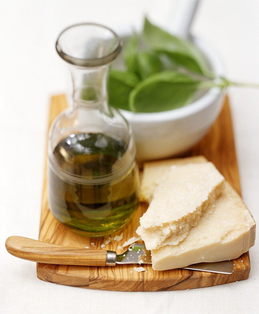 Stillleben mit Parmesan, Olivenöl und frischem Basilikum
