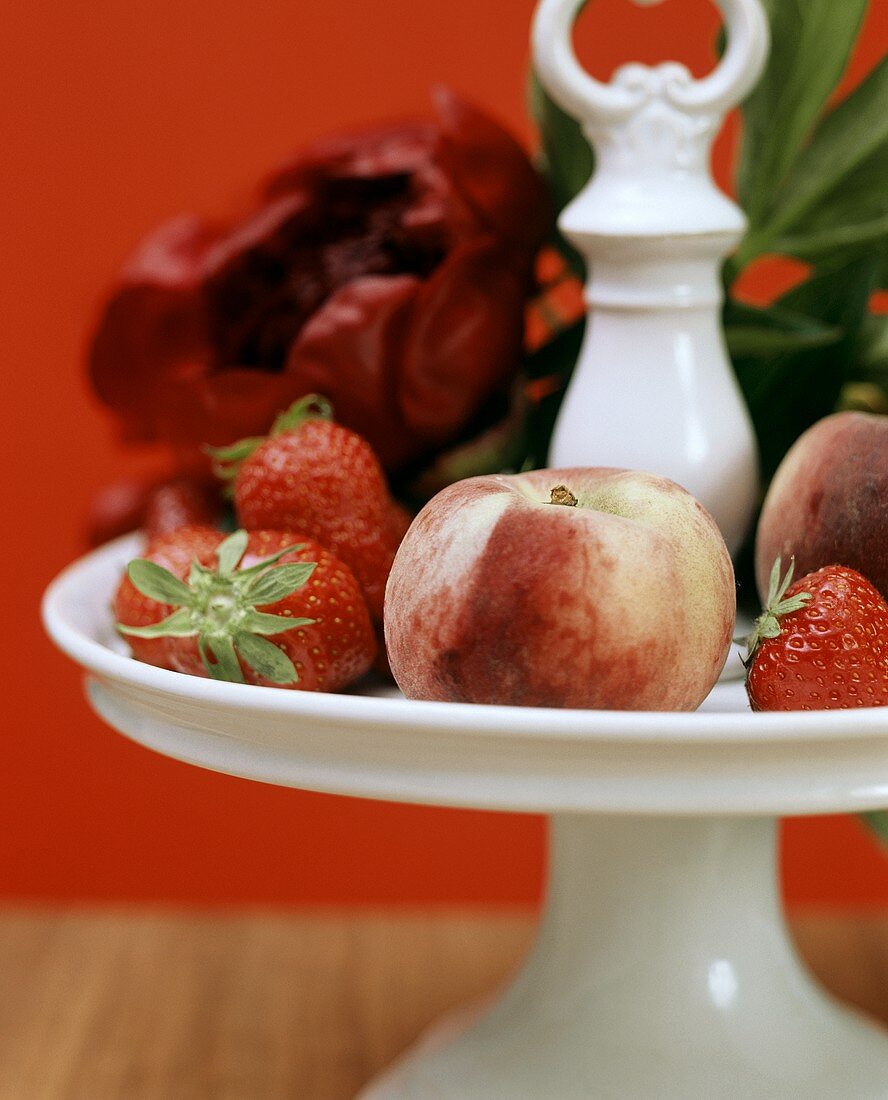 Frische Erdbeeren und Pfirsiche auf Etagere