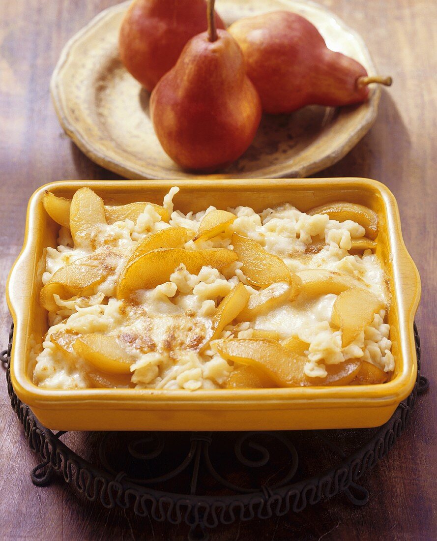 Birä-Chnöpfli-Gratin: Spätzleauflauf mit Birnen (Schweiz)