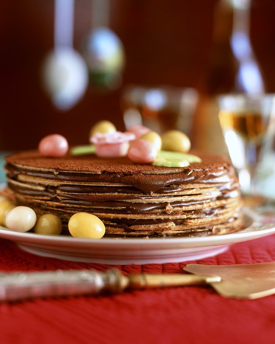 Baumkuchentorte mit bunten Zuckereiern zu Ostern