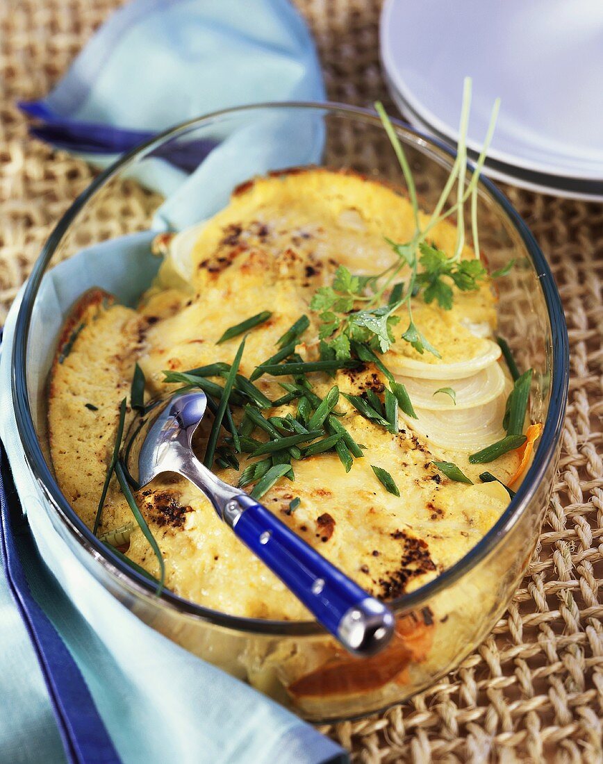 Auflauf mit Wintergemüse und Lopino-Kräuter-Sauce