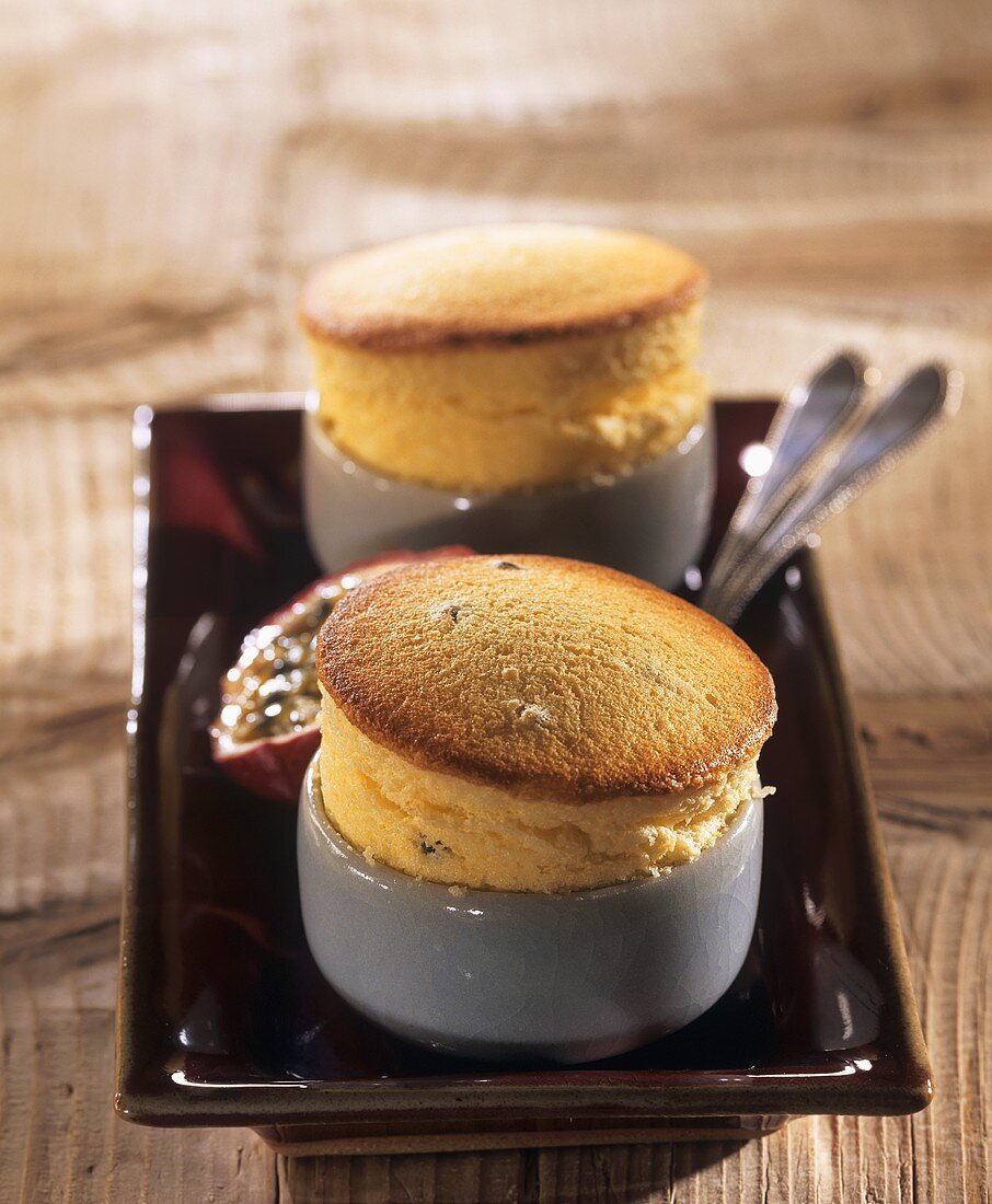 Passionsfrucht-Soufflés in Backform