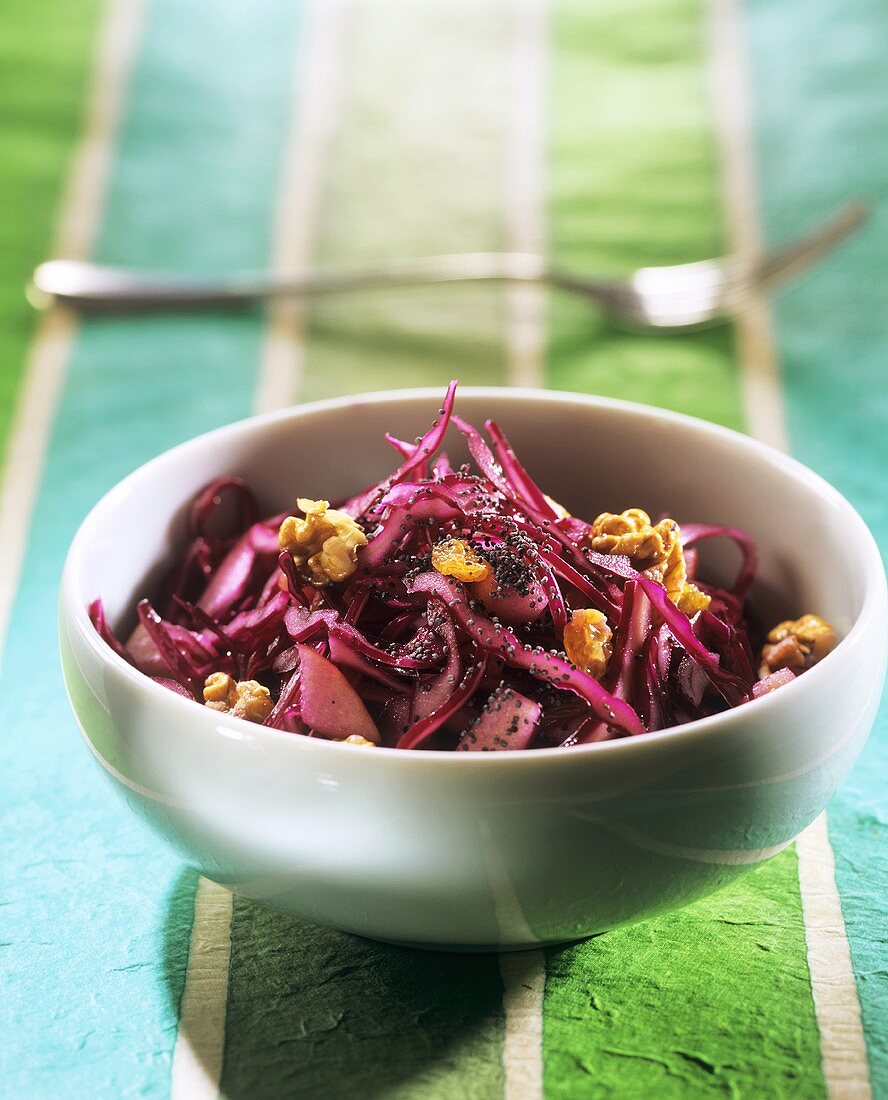 Rotkohlsalat mit Rosinen, Mohn und Walnüssen