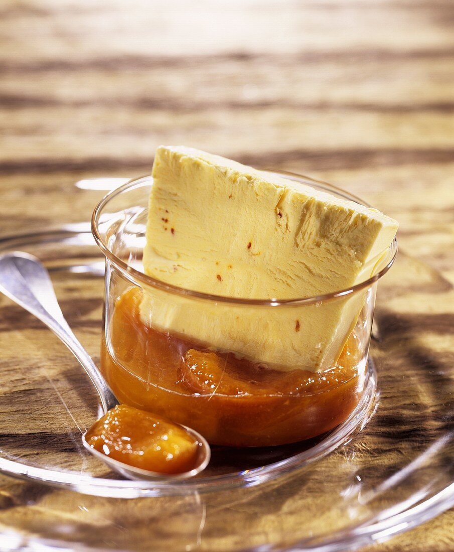 Safran-Honig-Parfait auf Aprikosenkompott