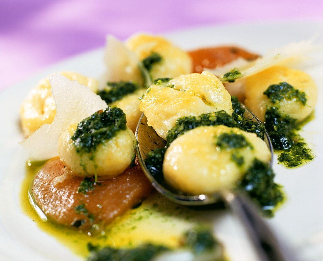 Kartoffelgnocchi mit Rucolasauce und gebratenen Tomaten