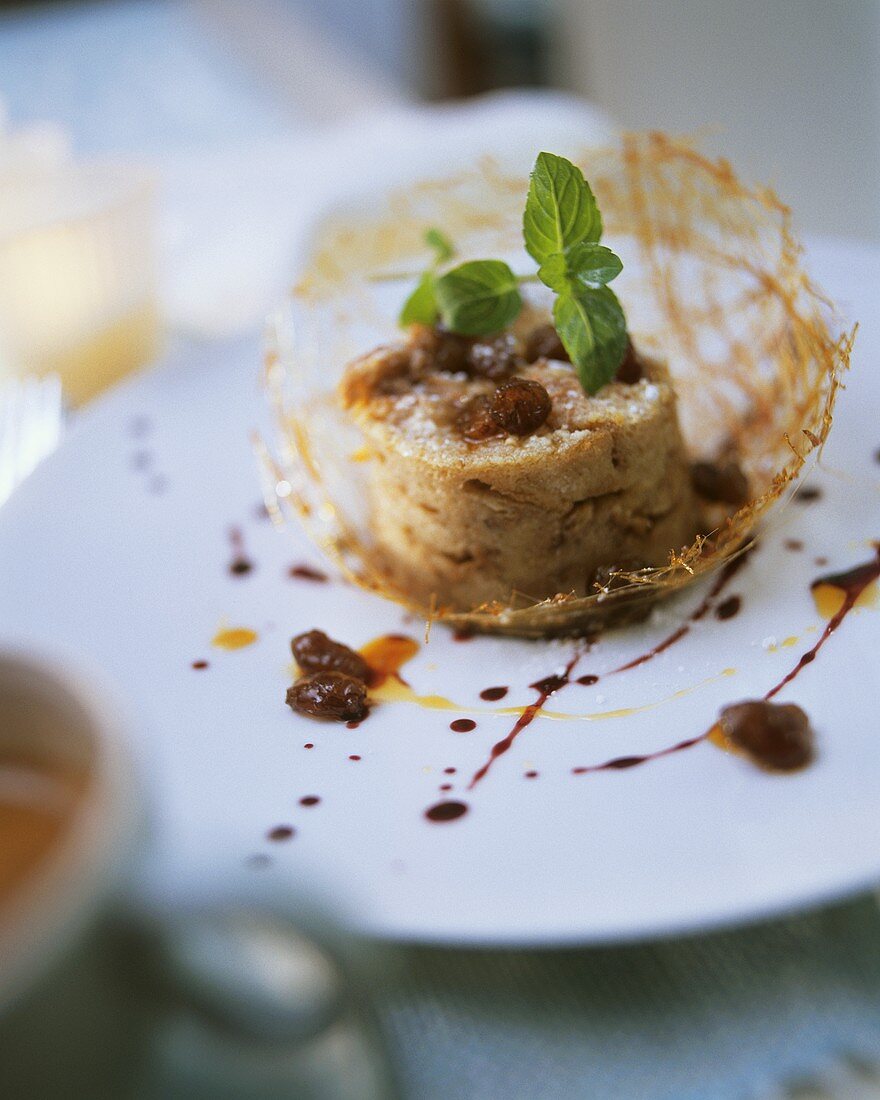 Weckauflauf mit Rosinen und Holundersauce