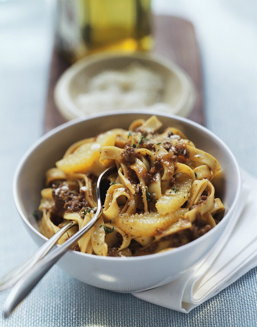 Tagliatelle mit Gulaschsauce und Orangen