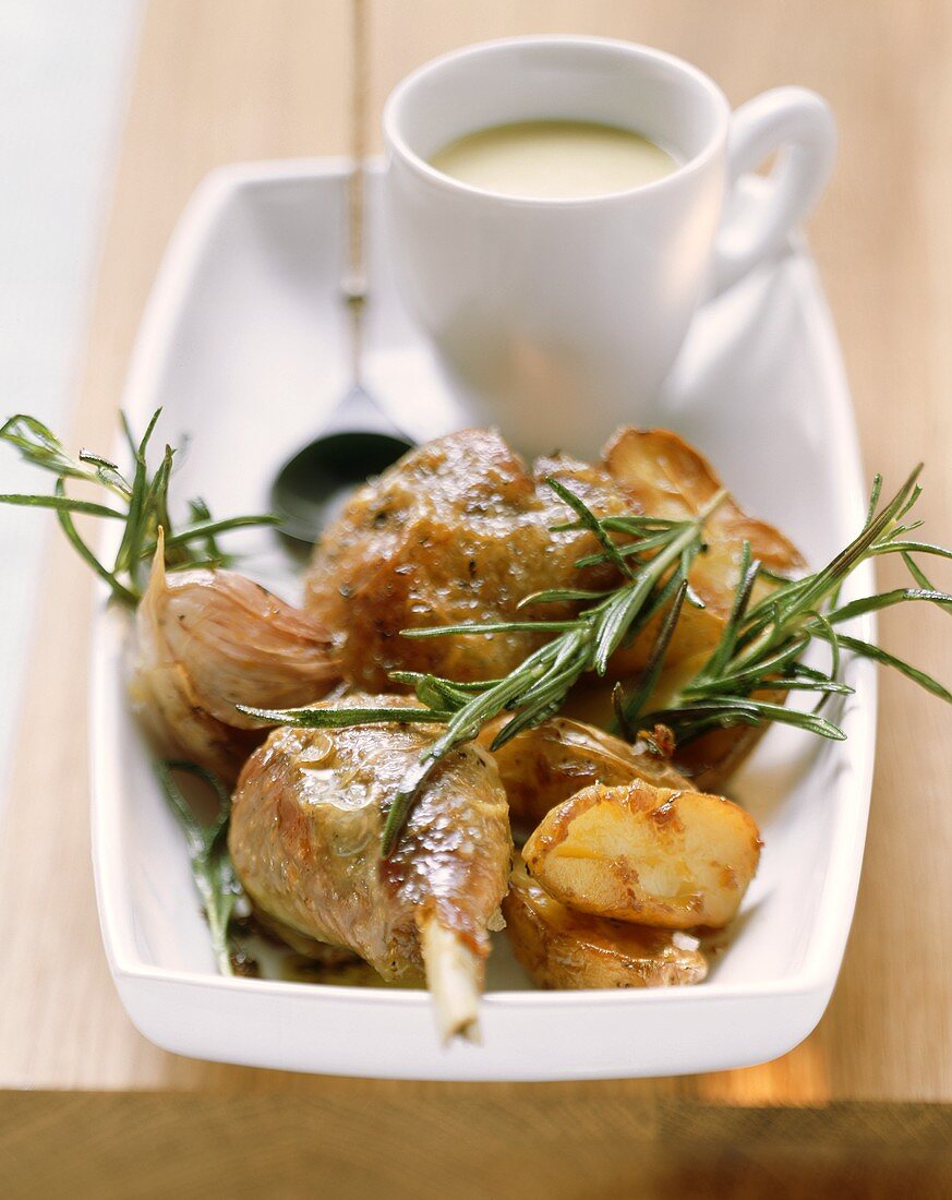 Baked guinea-fowl legs with rosemary potatoes