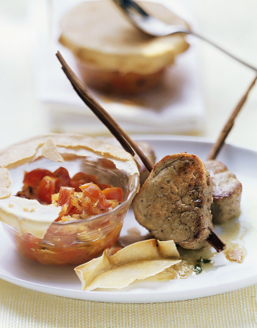 Schweinemedaillons auf Zimtspiessen mit Tomaten-Papaya-Gemüse