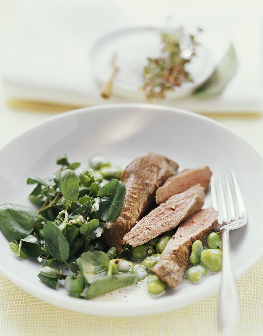 Lammfilet in Knoblauch-Buttermilch mit Bohnen und Kresse