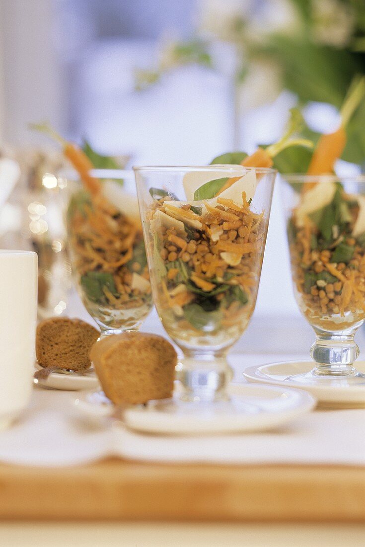 Linsen-Möhren-Salat mit Basilikum und Roggenbrot zum Brunch
