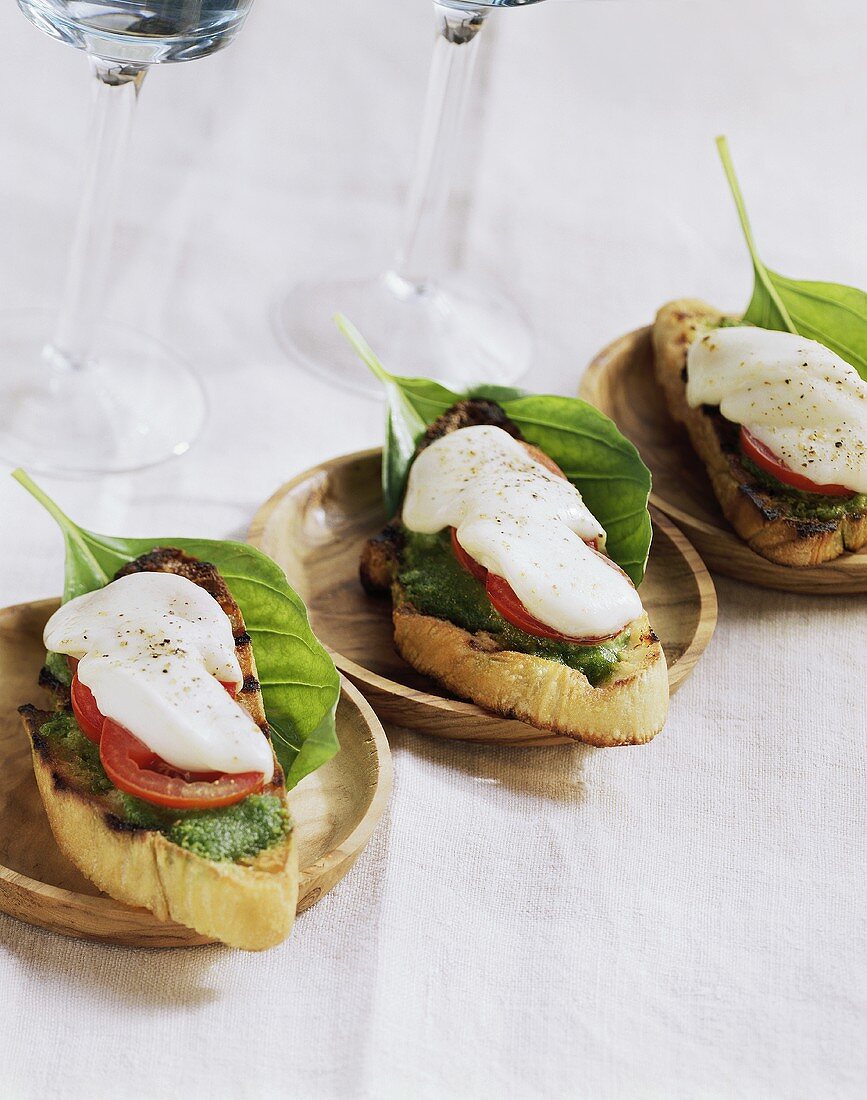 Ciabatta mit Mozzarella, Tomaten und Pesto