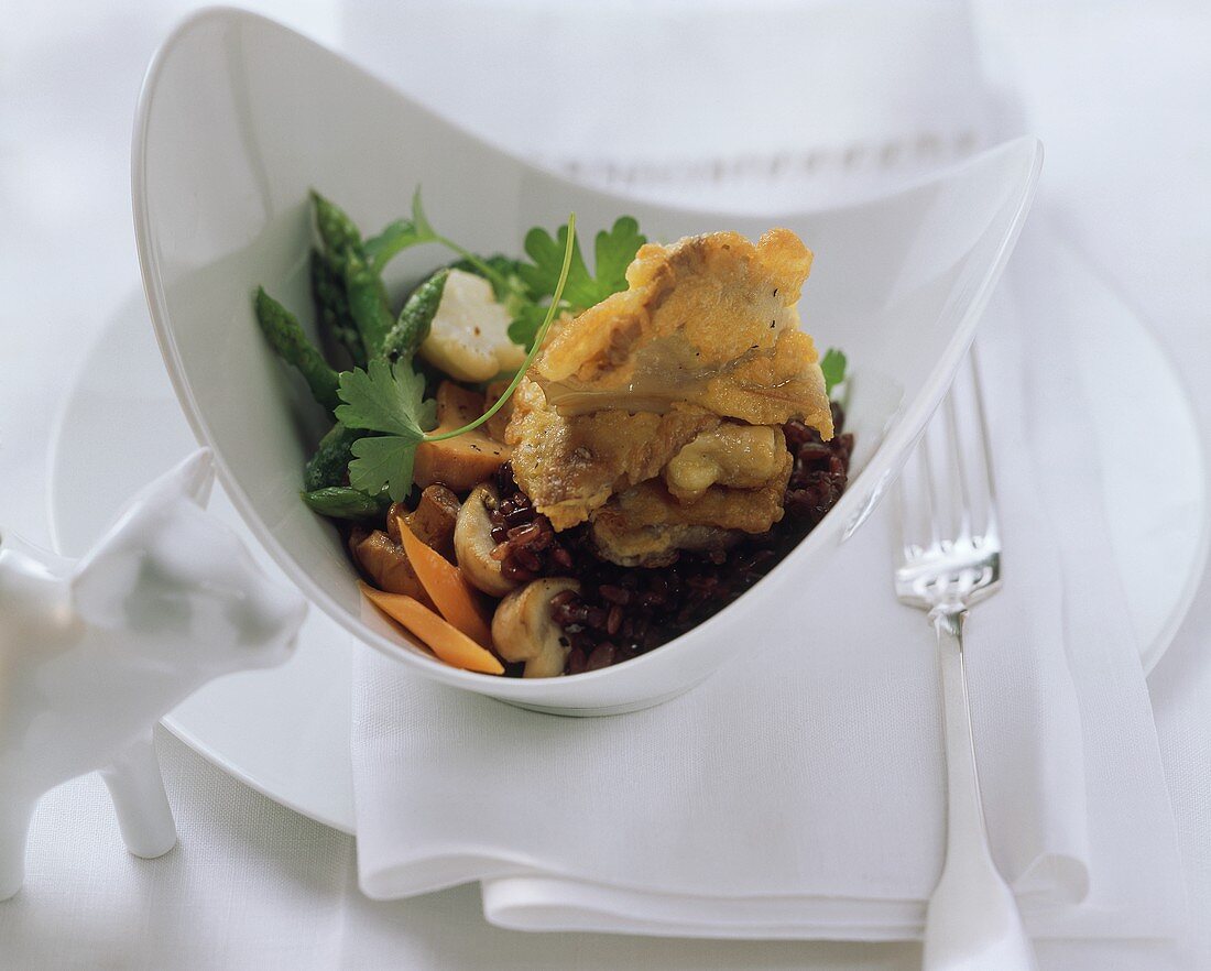 Breaded oyster mushrooms on red rice with vegetables (Swiss)