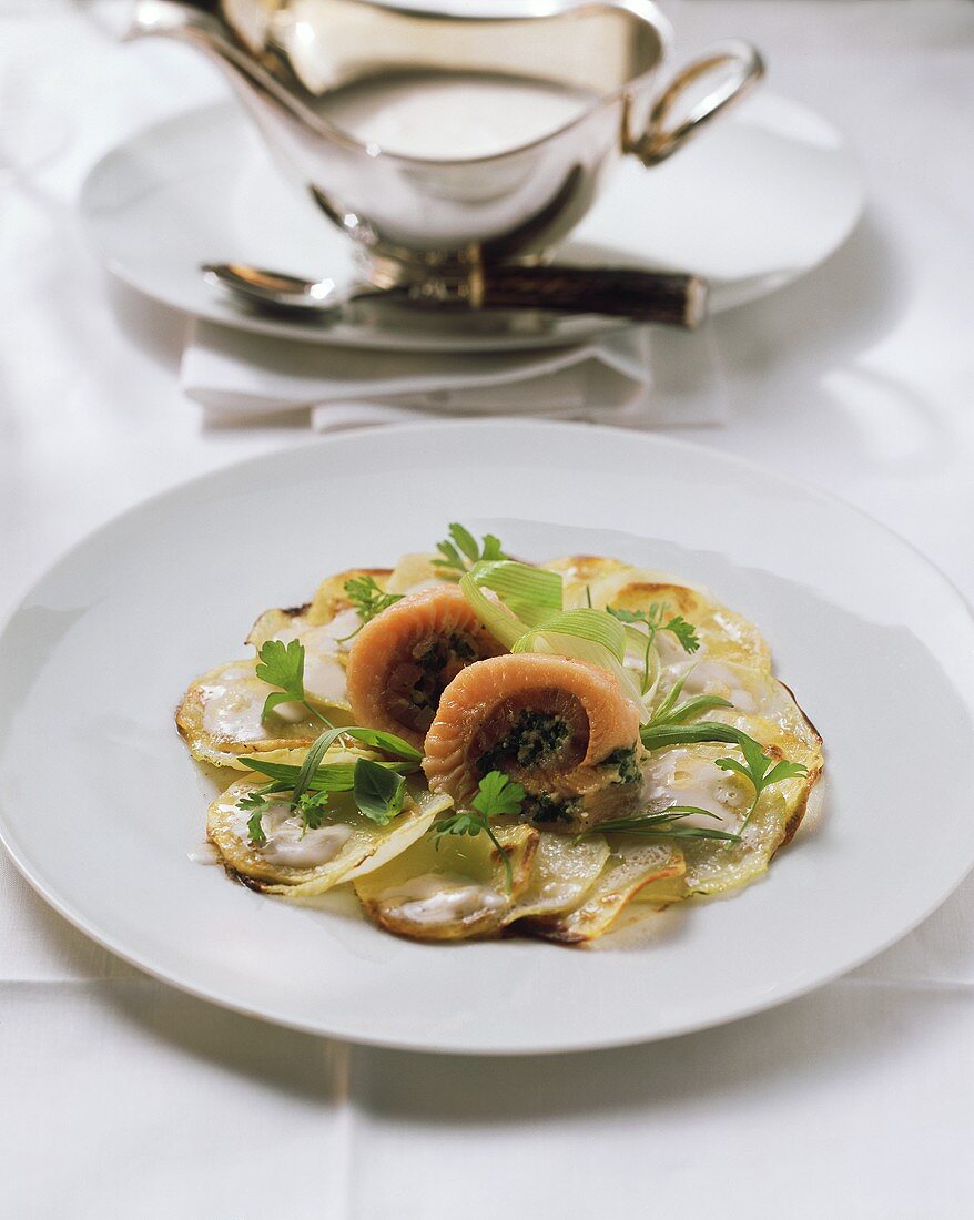 Saiblingsröllchen auf Kartoffel-Kohlrabi-Carpaccio