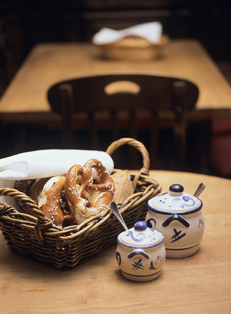 Brezen im Brotkorb im Wirtshaus