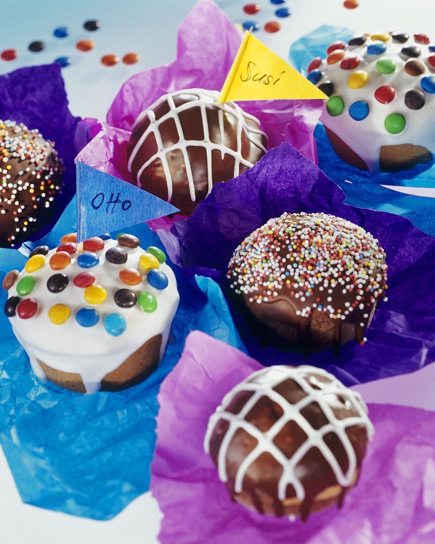 Verschiedene bunte Muffins für Kinder