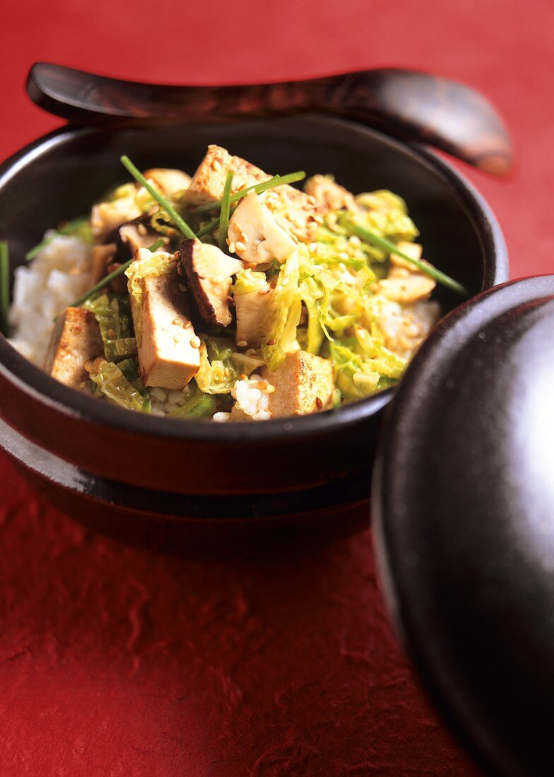 Wokgemüse mit Pilzen und Tofu auf Reis