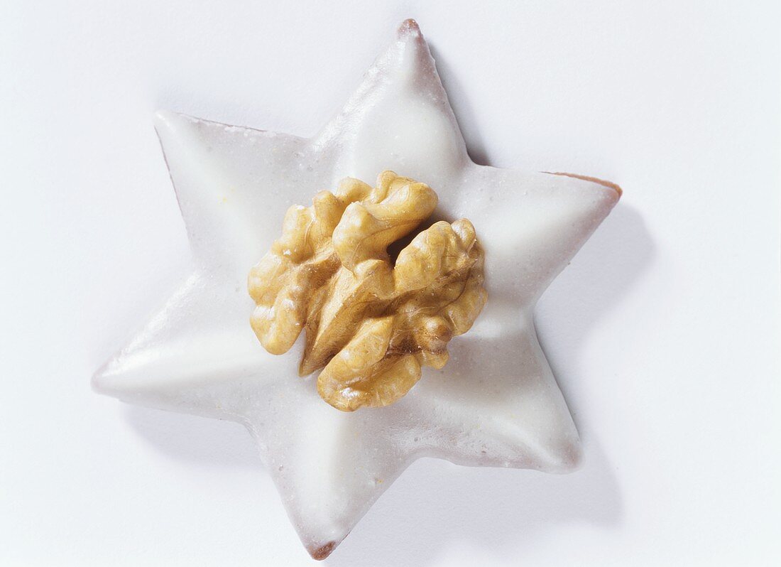 Cinnamon star with walnut