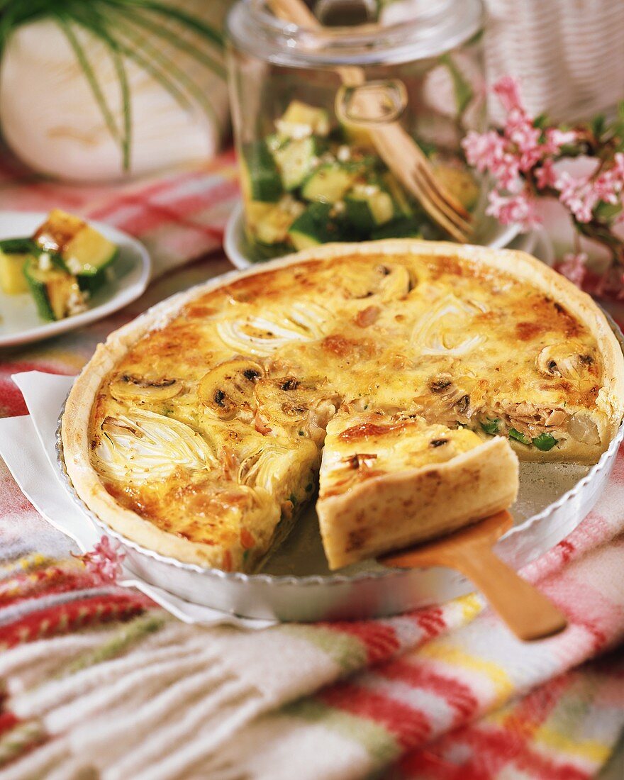 Tuna quiche with courgette salad for picnic