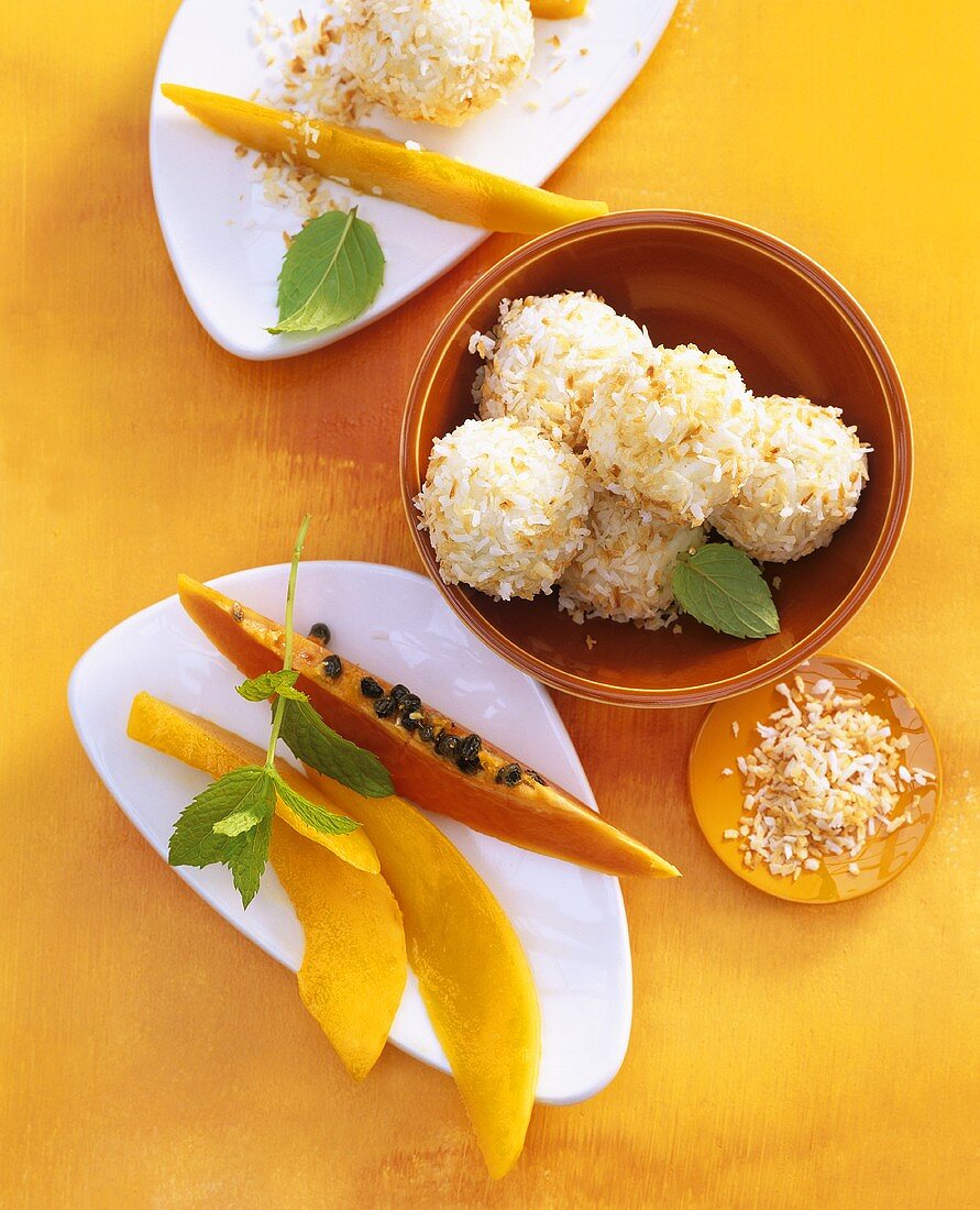 Kokos-Reis-Bällchen mit frischer Mango … – Bild kaufen – 257880 Image ...