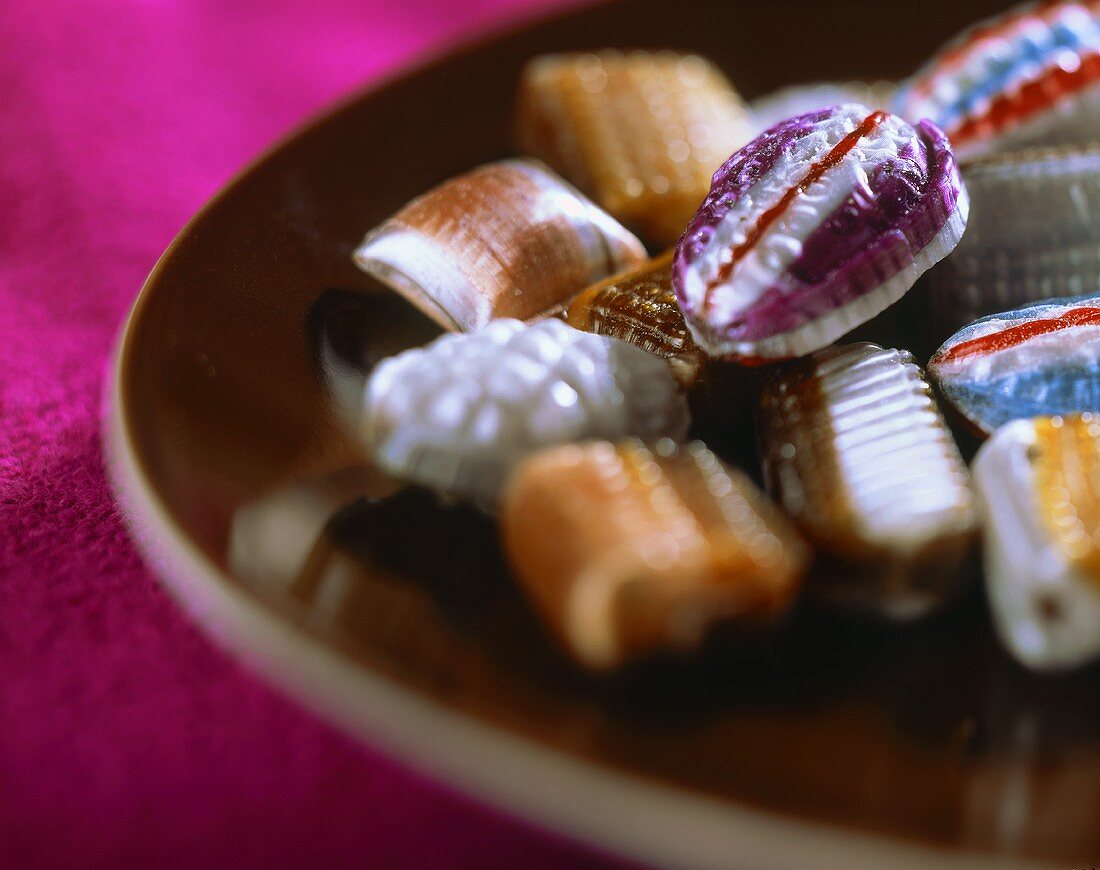 Teller mit verschiedenen Bonbons