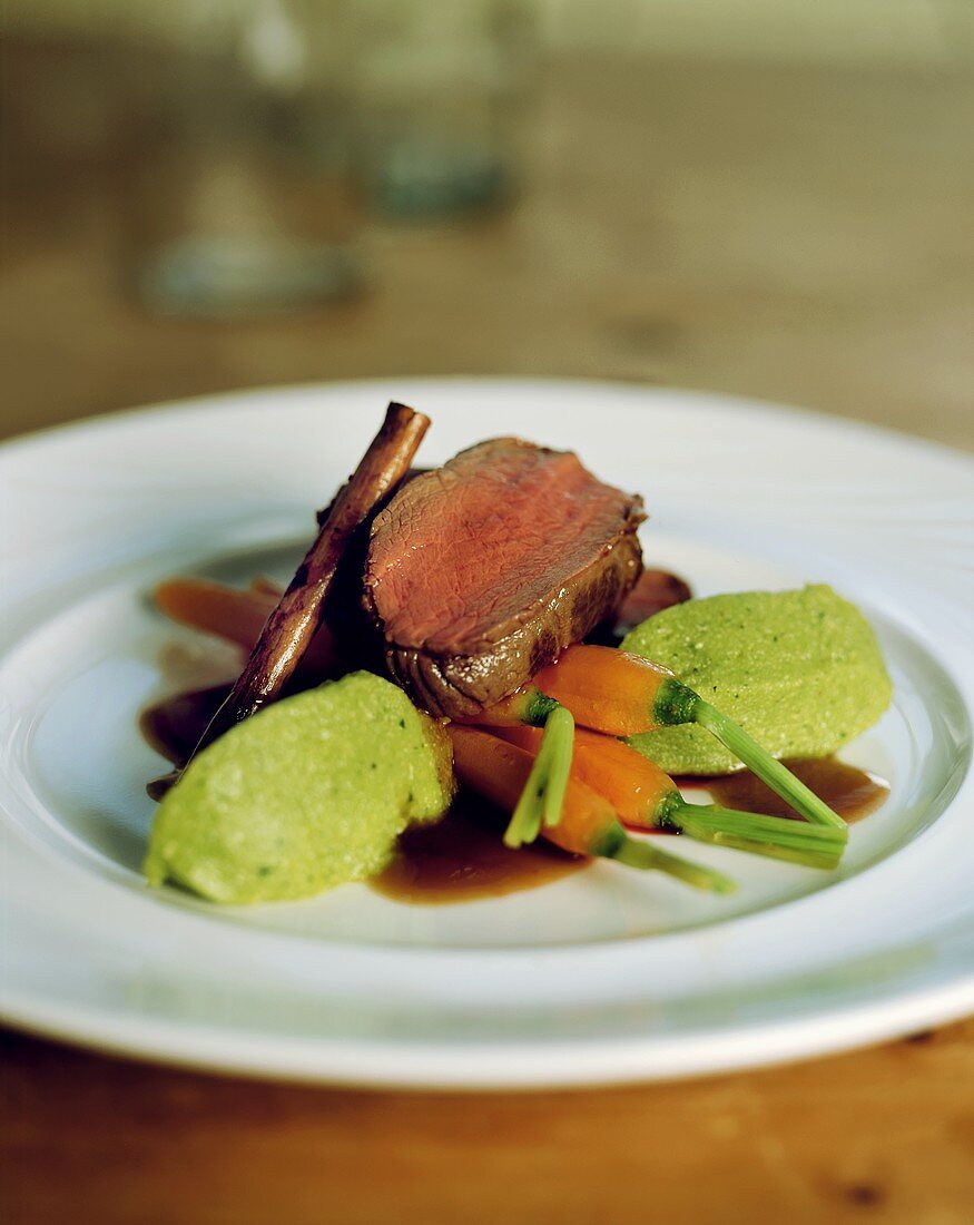 Hirschfilet mit Zimt, Möhren und Kräuterpolentanocken