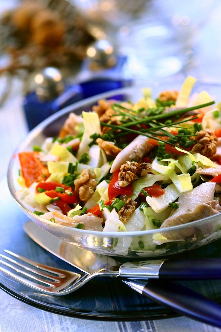 Chicorée-Paprika-Salat mit Makrele und Nüssen zu Weihnachten