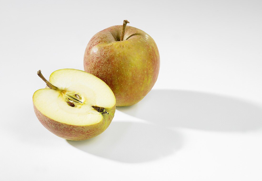 Ganzer und halber Apfel (Sorte Boskop)