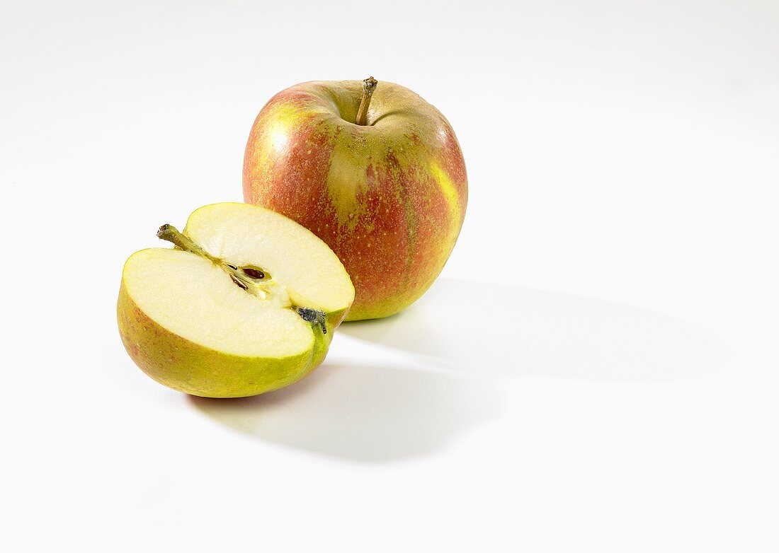 Ganzer und halber Apfel (Sorte Karmijn)