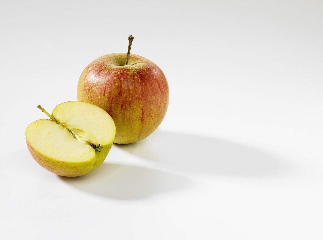 Ganzer und halber Apfel (Sorte Rubinette)