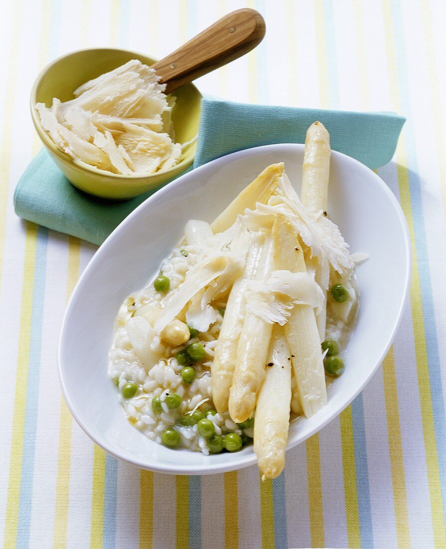 Spargelrisotto mit Erbsen und Parmesanspänen