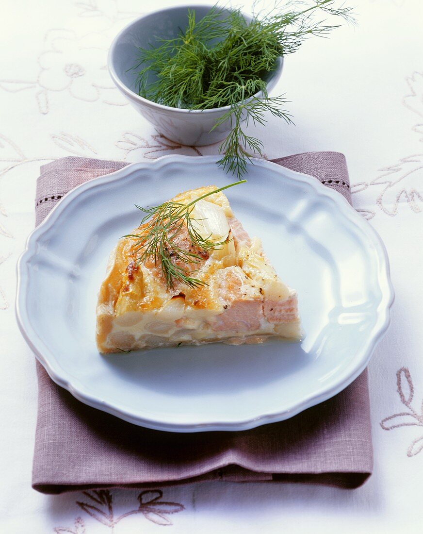 Stück Lachs-Spargel-Quiche mit frischem Dill