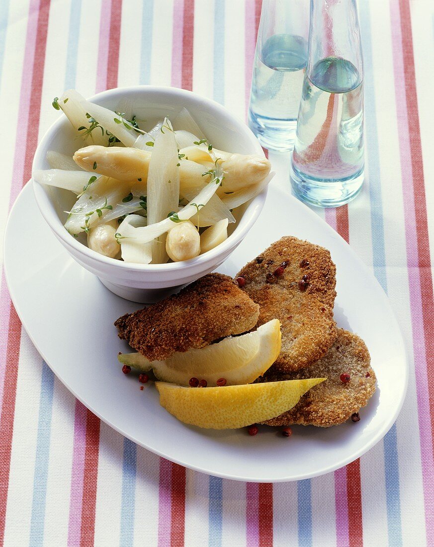 Asparagus salad with peppered escalopes