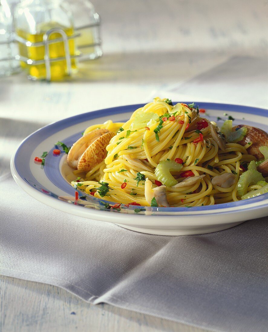 Spaghetti con le vongole (Spaghetti with clams, Italy)