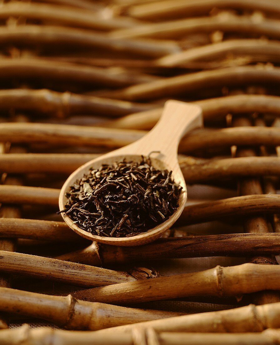Getrocknete Teeblätter auf Holzlöffel