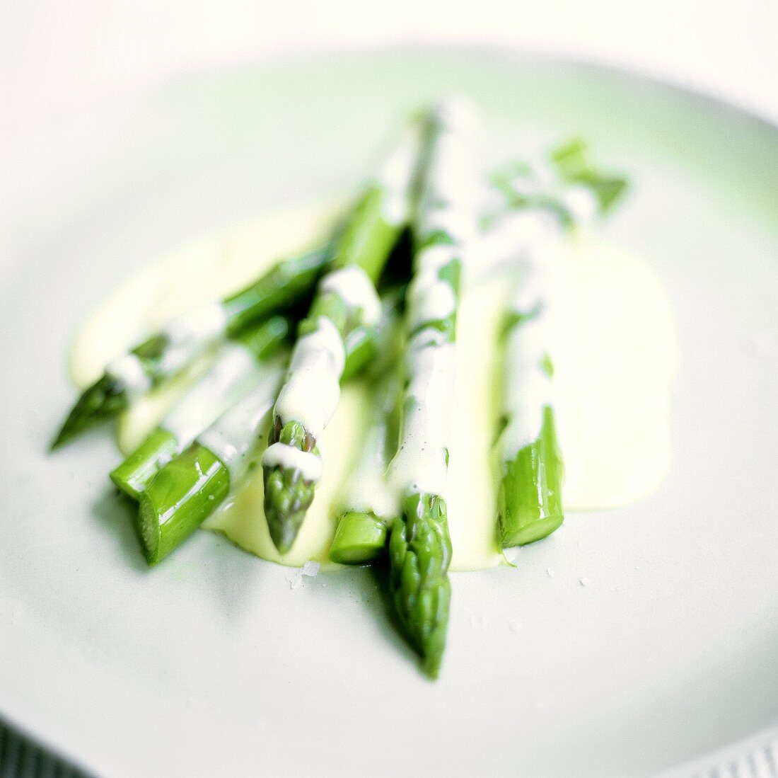 Green asparagus with hollandaise sauce