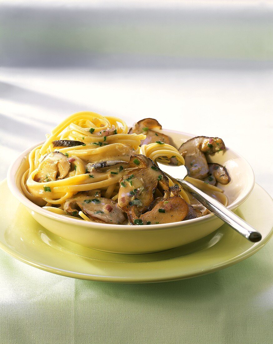 Linguine in salsa di funghi (Linguine with creamed ceps)