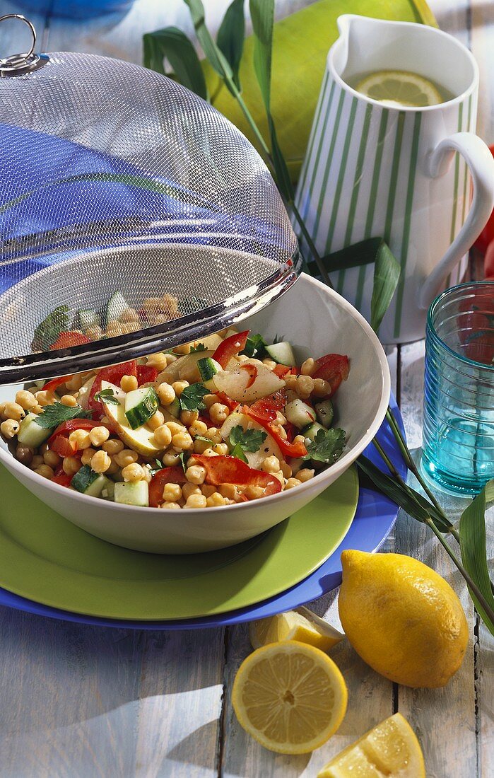 Kichererbsensalat mit Paprika, Apfel und Salatgurke