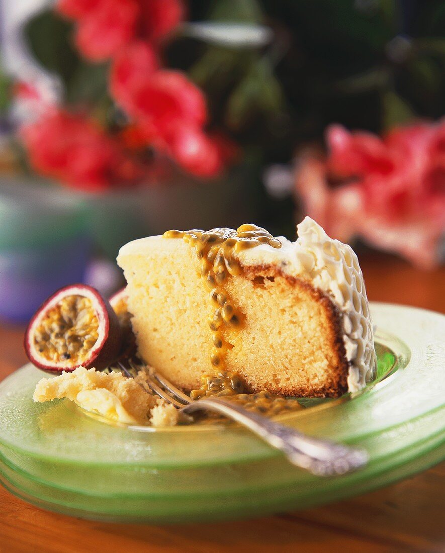 Ein Stück Kuchen mit Passionsfrucht