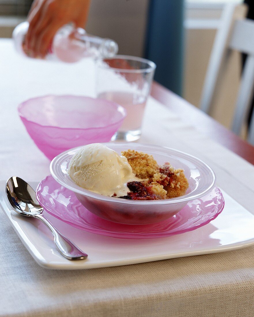 Berry crumble with vanilla ice cream