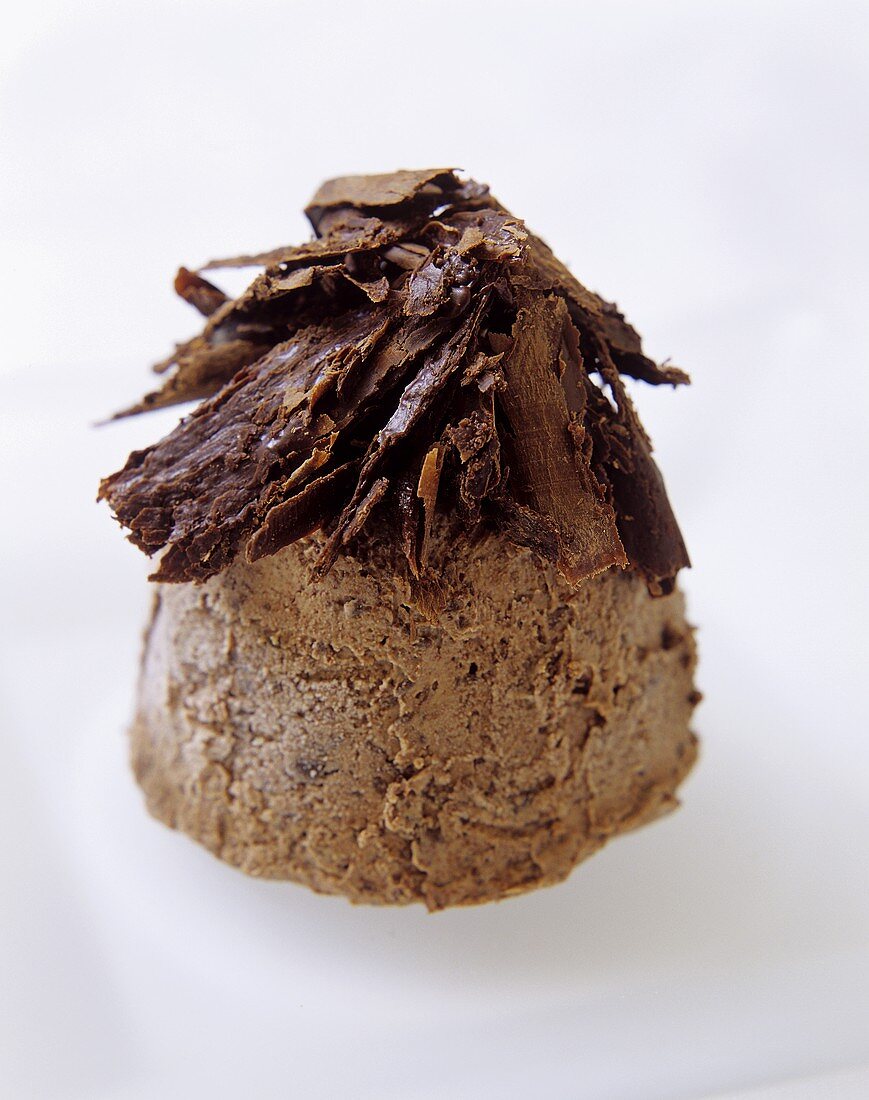 Eine Kugel Schokoladeneis mit Schokospänen
