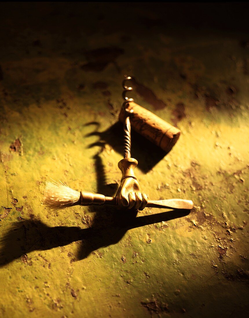 Korkenzieher aus Bronze in Form einer Hand mit Pinsel