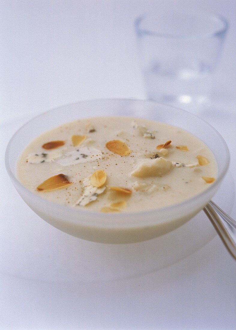 Blumenkohlsuppe mit Mandeln und Gorgonzola