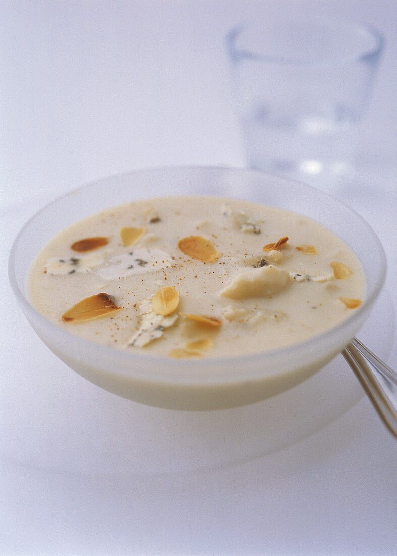 Cauliflower soup with almonds and gorgonzola